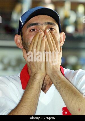 Ein türkischer Fan sieht zu, wie sein Team von Brasilien bei einem Fernsehspiel in Green Lanes, North London, aus der WM 2002 ausgeschlagen wird. Stockfoto