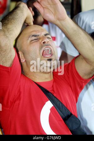 Ein türkischer Fan sieht zu, wie sein Team während eines live übertragenen Spiels des Halbfinals in Green Lanes im Norden Londons von Brasilien aus der WM ausgestoßen wird. Stockfoto