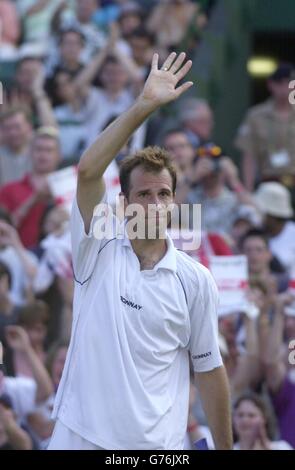 Ein müde Greg Rusedski winkt der Menge zu, nachdem er Hyung-Taik Lee aus Korea in vier Sätzen auf dem ersten Platz in Wimbledon geschlagen hat. Endergebnis 6:1/6:4/5:7/6:2. * 28/06/02 Big Hitter Greg Rusedski war heute in der Hoffnung, den britischen Erfolg in diesem Jahr Wimbledon Turnier fortzusetzen. Der britische No.2 ist wieder im Einsatz, steht aber in der dritten Runde gegen den aufstrebenden US-Star Andy Roddick auf dem Mittelfeld vor seiner bisher schwierigsten Herausforderung. Doch Rusedski, der 23. Samen ist, wird hoffen, dass die britischen Fans ihn zurückgewinnen werden, da die Suche nach Heimverherrlichung im Goldenen Jubiläumsjahr fortgesetzt wird. Stockfoto