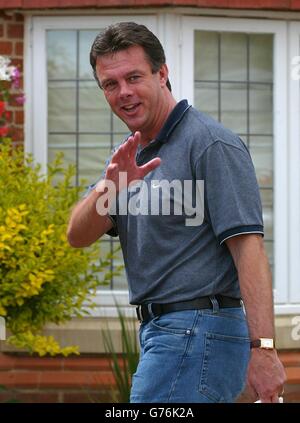 Der ehemalige Manager von Leeds United, David O'Leary, kommt von einem Einkaufsbummel nach Pannal, in der Nähe von Harrogate, zurück. In einer Erklärung des Clubs, die im Namen des Vorsitzenden Peter Ridsdale veröffentlicht wurde, hieß es, O'Leary sei im gegenseitigen Einvernehmen aus dem Club ausgetreten. Stockfoto