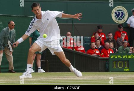 Chelsea Pensioners in ihren unverwechselbaren roten Uniformen beobachten den britischen Tennisstar Nummer eins Tim Henman im Kampf gegen Scott Draper aus Australien auf dem On the Centre Court in Wimbledon. Stockfoto