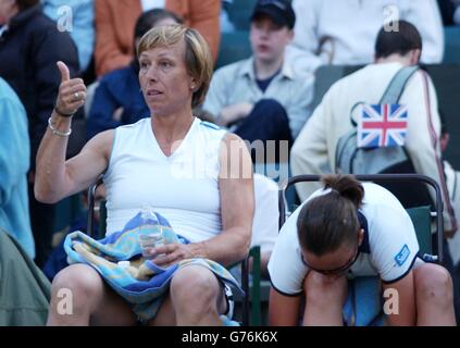 NUR FÜR REDAKTIONELLE ZWECKE, KEINE KOMMERZIELLE VERWENDUNG. Die legendäre amerikanische Tennisstar Martina Navratilova signalisiert einer Freundin in der Menge während des Doppelmatches ihrer Damen auf dem Center Court in Wimbledon. Frau Navratilova wurde von Natasha Zvereva aus Russland gegen die italienischen Schwestern Antonella und Adriana Zanetti in einer Partnerneftruppe geführt. Stockfoto