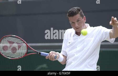 NUR FÜR REDAKTIONELLE ZWECKE, KEINE KOMMERZIELLE VERWENDUNG. Der ehemalige Champion Richard Krajicek aus den Niederlanden im Einsatz gegen Paradorn Srichaphan aus Thailand auf dem ersten Platz während der Meisterschaft im All England Lawn Tennis Club in Wimbledon. Krajicek triumphierte in geraden Sätzen über den jungen Thailänder, 7:6/6:4/6:2. Stockfoto