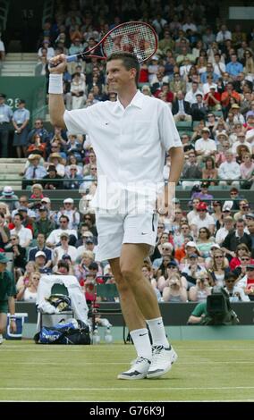 NUR FÜR REDAKTIONELLE ZWECKE, KEINE KOMMERZIELLE VERWENDUNG. Der ehemalige Champion Richard Krajicek aus den Niederlanden feiert seinen Sieg über den Thailänder Paradorn Srichaphan auf dem ersten Platz während der Meisterschaft im All England Lawn Tennis Club in Wimbledon. Krajicek triumphierte in geraden Sätzen über den jungen Thailänder, 7:6/6:4/6:2. Stockfoto