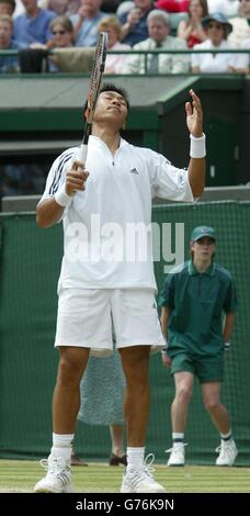 NUR FÜR REDAKTIONELLE ZWECKE, KEINE KOMMERZIELLE VERWENDUNG. Paradorn Srichaphan aus Thailand verzweifelt, als er während der WM im All England Lawn Tennis Club in Wimbledon gegen den ehemaligen niederländischen Meister Richard Krajicek auf Platz 1 verliert. Krajicek triumphierte in geraden Sätzen über den jungen Thailänder, 7:6/6:4/6:2. Stockfoto