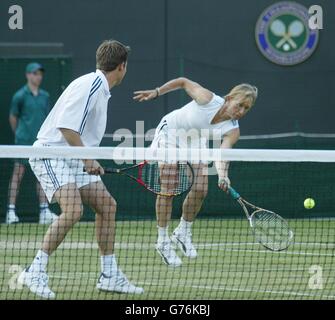 NUR FÜR REDAKTIONELLE ZWECKE, KEINE KOMMERZIELLE VERWENDUNG. Die legendäre amerikanische Tennisstar Martina Navratilova jagt während ihres gemischten Doppelschlages auf dem Court One in Wimbledon einen niedrigen Cross-Court-Ball. Miss Navratalova wurde von Todd Woodbridge gegen Miss Meilen TU aus und Mardy Fish aus Amerika in einer Partnernege geführt. Stockfoto