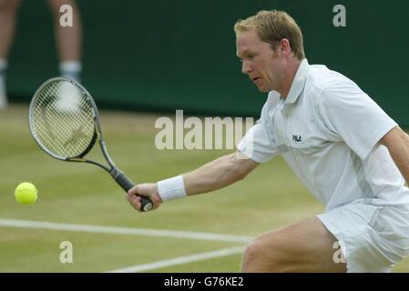 Wimbledon 2002 Schuettler. NUR FÜR REDAKTIONELLE ZWECKE, KEINE KOMMERZIELLE VERWENDUNG. Der 17. Siedelte den Deutschen Rainer Schuettler in Wimbledon gegen den Spanier Feliciano Lopez an. Stockfoto