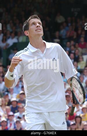 KEINE KOMMERZIELLE NUTZUNG. Der britische Tennisstar Tim Henman für Männer blickt in den Himmel, nachdem er einen entscheidenden Punkt gegen Wayne Ferreira aus Südafrika auf dem Center Court in Wimbledon gewonnen hat. Stockfoto