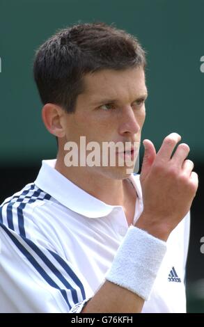 KEINE KOMMERZIELLE NUTZUNG. Großbritanniens Tennisstar Tim Henman kühlt seine Schlägerhand während seines Spiels gegen Wayne Ferreira aus Südafrika auf dem Center Court in Wimbledon. Der Gewinner geht bis ins Viertelfinale. Stockfoto