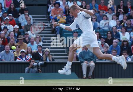 KEINE KOMMERZIELLE NUTZUNG. Lleyton Hewitt, der Top-Seed aus Australien im Einsatz am Centre Court in Wimbledon gegen Julian Knowle aus Österreich. Der Gewinner geht ins Viertelfinale. Stockfoto