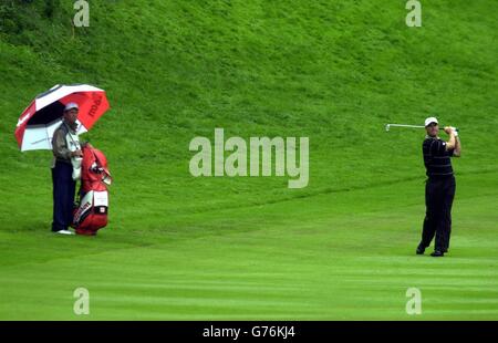 Am letzten Tag der Murphy's Irish Open auf dem Fota Island Golf Course, Co. Cork, Republik Irland, spielt der irische Padraig Harrington seinen Annäherungsschuss auf das zehnte Grün, da schwere Regenschauer die Koonditions schwer machen. Stockfoto