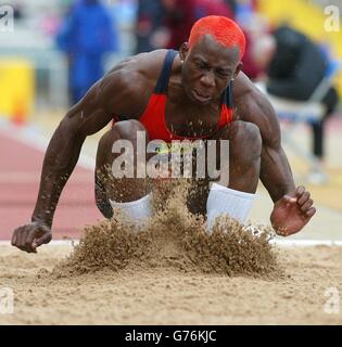 Der britische Phillips Idowu in Aktion, auf seinem Weg zum Sieg beim Männer Triple Jump während des Norwich Union Classic im Don Valley Stadium, Sheffield. Stockfoto