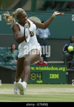 FÜR , KEINE KOMMERZIELLE VERWENDUNG. Serena Williams aus Amerika auf dem Weg zum Sieg gegen Chanda Rubin, ebenfalls aus den USA in der vierten Runde auf dem Center Court in Wimbledon. Williams gewann in geraden Sätzen 6:3/6:3. Stockfoto