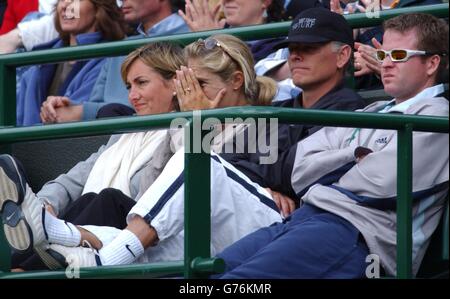 FÜR , KEINE KOMMERZIELLE VERWENDUNG. Lucy Henman (zweite von links) kann nicht zusehen wie ihr Mann, Großbritanniens Nummer eins Tennisstar Tim Henman, in der vierten Runde auf dem Court One in Wimbledon den Schweizer Michel Kratochvil spielt. Stockfoto