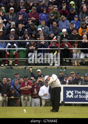 Der schottische Colin Montgomerie schlägt am zweiten Tag der 131. Open Championship in Muirfield, Schottland, das 13. Loch ab. Stockfoto