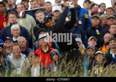 Tiger Woods schlägt am 14. Bei der 131. Open Golf Championship in Muirfield in Schottland ab. Stockfoto