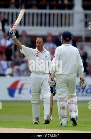 England-Skipper Nasser Hussain (links) feiert sein Jahrhundert mit Batting-Partner John Crawley am ersten Tag des ersten Testmatches gegen Indien in Lord's, London. Stockfoto