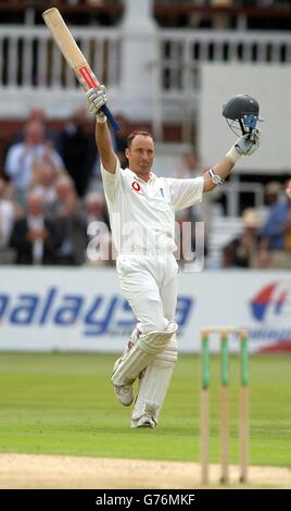 Der englische Skipper Nasser Hussain feiert am ersten Tag des N Power Testmatches gegen Indien bei Lord's das Erreichen eines Jahrhunderts. Stockfoto