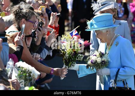 Queen Elizabeth II trifft Mitglieder der Menge, als sie an der Matlock Station für einen offiziellen Besuch in Derbyshire ankommt. Stockfoto