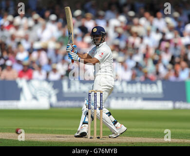 Die indische Frau Dhoni hat am zweiten Tag des ersten Investec-Testmatches in Trent Bridge, Nottingham, gegen England gebattet. Stockfoto