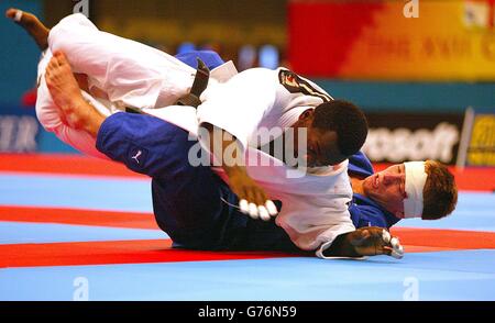 Der englische Craig Fallon (Blue) im G-Mex Center in Manchester im Einsatz gegen Bulelani Makoba bei Commonwealth Games Judo mit 60 kg. Stockfoto