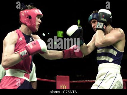 Der siegreiche England-Boxer Paul Smith (rechts) während seines Kampfes mit dem schottischen Craig McEwan in einem fiesen Halbfinalkampf mit 71 kg Light-Middleweight. Der Sieg brachte Smith in das Finale der Commonwealth Games am Samstag gegen den Kanadier Jean Thenistor Pascal in der Manchester Evening News Arena, Manchester. Stockfoto