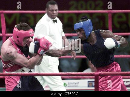 Der schottische Andrew Young (links) am Rückstand während seiner klaren Punkteniederlage gegen Kerston Manswell aus Trinand & Tobago (rechts) während des Halbfinales der Commonwealth Games Boxing in der 91 kg schweren Super Heavyweight Division in der Manchester Evening News Arena, Manchester. Stockfoto