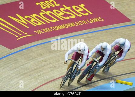 Von links - Andy Slater, Jamie Staff und Jason Queally in Aktion, während des Commonwealth Games Men's Team Sprint, auf dem Velodrome, Manchester. Stockfoto