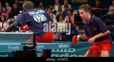 Die Engländerinnen Gareth Herbert (links) und Andrew Baggaley in Aktion gegen die Inder Raman Subramanian und Chetan Panduranga Baboor (nicht abgebildet) im Halbfinale der Herren im Tischtennis während der XVII Commonwealth Games. *... im Tischtennis-Zentrum, Sports City, Manchester. Stockfoto