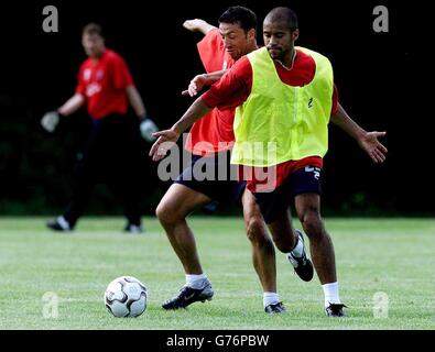 West Bromwich Albion Kapitän Derek McInnes (links) Hüllen für den Ball, geschützt von Adam Chambers (rechts) während des Trainings am Aston University Sports Ground, Birmingham vor ihrem Eröffnungsspiel in der Premiership gegen Manchester United am Samstag in Old Trafford. Stockfoto