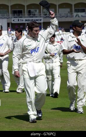 Stuart MacGill, Australischer Leg Spinner von Nottinghamshire, erkennt die Menge an, als Middlesex während des Frizzell County Championship-Spiels in Trent Bridge, Nottingham, in ihren zweiten Innings auf 259 zusammenbricht. Stuart McGill von Nottinghamshire holte 14 Wickets in dem Spiel, das Nottinghamshire durch ein Innings und 73 Runs gewann. Stockfoto