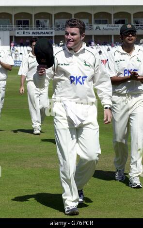 Stuart MacGill, Australischer Leg Spinner von Nottinghamshire, erkennt die Menge an, als Middlesex während des Frizzell County Championship-Spiels in Trent Bridge, Nottingham, in ihren zweiten Innings auf 259 zusammenbricht. Stuart McGill von Nottinghamshire holte 14 Wickets in dem Spiel, das Nottinghamshire durch ein Innings und 73 Runs gewann. Stockfoto