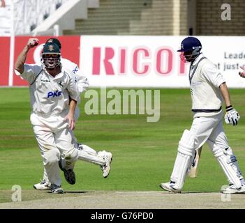 Guy Welton von Nottinghamshire fängt den abgehenden Middlesex-Schlagmann Paul Weekes (rechts) von der Bowling-Runde des australischen Beinspinners Stuart MacGill von Nottinghamshire ein, als Middlesex während des Frizzell County Championship-Spiels der zweiten Division auf 259 zusammenbricht. Stuart McGill von Nottinghamshire holte 14 Wickets in dem Spiel, das Nottinghamshire mit einem Innings und 73 Runs gewann. Stockfoto