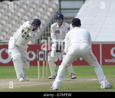 Lancashire's David Byas (ehemaliger Yorkshire-Kapitän) ist klar gewirbelter Yorkshire's Anthony McGrath für mit Wicketkeeper Richard Blakey (Mitte) während der Frizzell County Championship Division One, Old Trafford, Manchester. Stockfoto