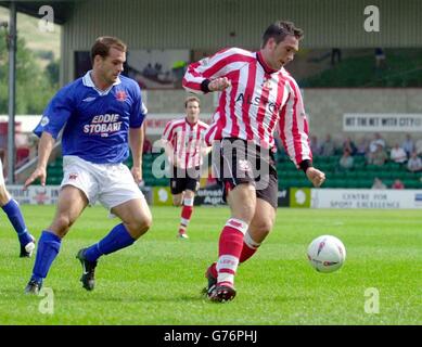 Richard Logan von Lincoln City (rechts) geht bei ihrem Nationwide Division Three-Spiel am Sincil Bank Ground von Carlisle United an Stuart Whitehead vorbei. . Stockfoto