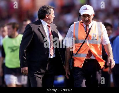 Aston Villa Manager Graham Taylor wird von Villa-Fans nach ihrer Niederlage 1-0 durch Liverpool im heutigen Barclaycard Premiership-Spiel in Villa Park gebarmt. Stockfoto