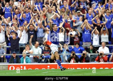 Matt Holland, Kapitän von Ipswich, feiert das erste Tor von Ipswich während des Nationwide Division One Matches gegen Leicester in der Portman Road, Ipswich. KEINE INOFFIZIELLE CLUB-WEBSITE. Stockfoto