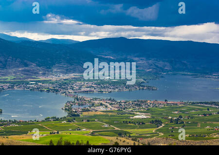 Osoyoos British Kolumbien Kanada und Osoyoos See von einem hohen Aussichtspunkt über dem Tal Stockfoto