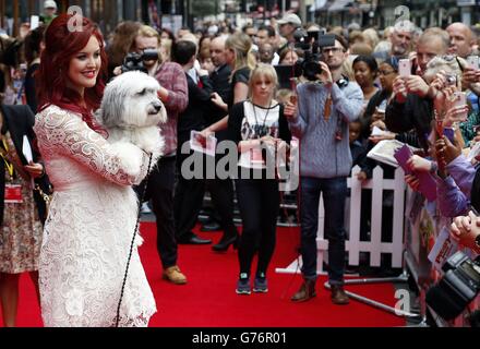 Ashleigh Butler und Pudsey nehmen an der Premiere von Pudsey the Dog: The Movie im Vue West End, Leicester Square, London Teil. Stockfoto