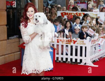 Ashleigh Butler und Pudsey nehmen an der Premiere von Pudsey the Dog: The Movie im Vue West End, Leicester Square, London Teil. Stockfoto