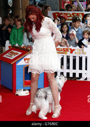 Ashleigh Butler und Pudsey nehmen an der Premiere von Pudsey the Dog: The Movie im Vue West End, Leicester Square, London Teil. Stockfoto