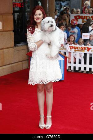 Ashleigh Butler und Pudsey nehmen an der Premiere von Pudsey the Dog: The Movie im Vue West End, Leicester Square, London Teil. Stockfoto