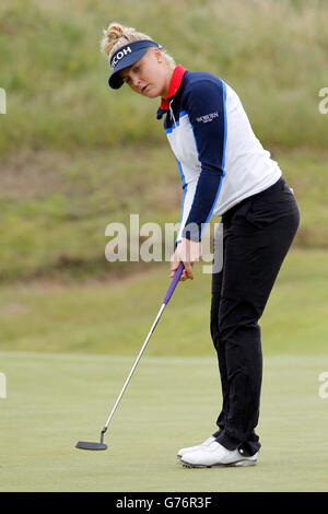 Golf - Ricoh Women's British Open - Tag vier - Royal Birkdale. Charley Hull aus England mit einem Birdie-Putt am vierten Tag der Ricoh Women's British Open im Royal Birkdale, Southport. Stockfoto