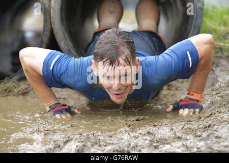 Teilnehmer des Tough Mudder Midlands-Events im Boughton House, Kettering, Northamptonshire. Stockfoto