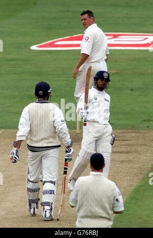 Die Engländerin Ashley Giles blickt zurück, als der indische Schlagmann Sachin Tendulkar am zweiten Tag des dritten npower-Tests in Headingley sein Jahrhundert feiert. Stockfoto