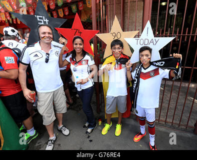 Fußball - FIFA Fußball-Weltmeisterschaft 2014 - Finale - Deutschland gegen Argentinien - Estadio do Maracana. Deutsche Fans auf der Straße zeigen vor dem FIFA-Weltcup-Finale im Estadio do Maracana, Rio de Janerio, Brasilien, Unterstützung für ihr Team. Stockfoto