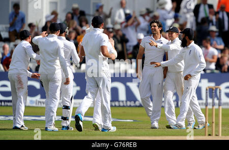 Englands Kapitän Alastair Cook (3. Rechts) feiert mit seinen Teamkollegen, nachdem er am fünften Tag des ersten Investec-Testspieles in Trent Bridge, Nottingham, das Dickicht von Ishant Sharma in Indien gewonnen hat. Stockfoto