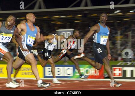 Britains Dwain Chambers (rechts) nimmt das 100-METER-Finale während des Norwich Union Grand Prix im Crystal Palace ein. Stockfoto