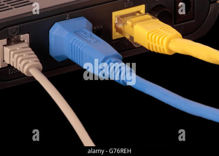 Vordergrund der Rückseite eines Routers mit einem rj45, USB-Kabel und ein Netzwerkkabel verbunden Stockfoto