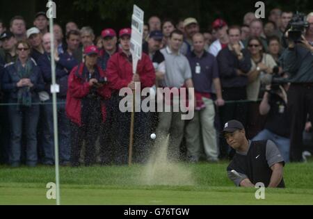 Der amerikanische Golfer Tiger Woods geht beim zweiten Green am ersten Tag der American Express Championship 2002 aus einem Bunker auf dem Mount Juliet Golf Course, Co Kilkenny, Republik Irland. Stockfoto